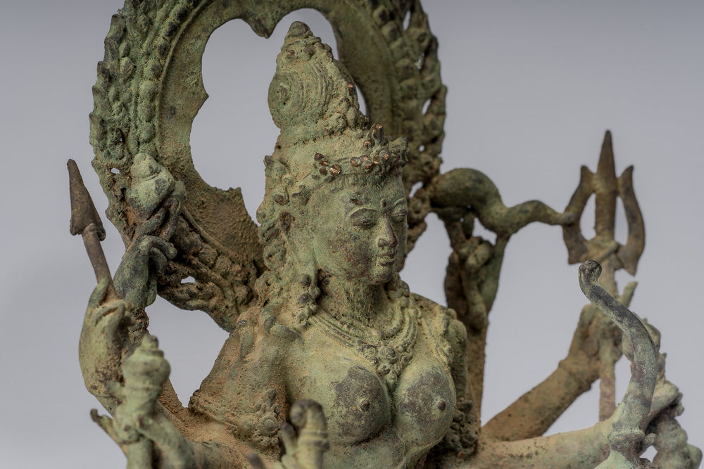 Durga - Estatua antigua de estilo javanés Majapahit Mahishasuramardini Durga - 27 cm/11"