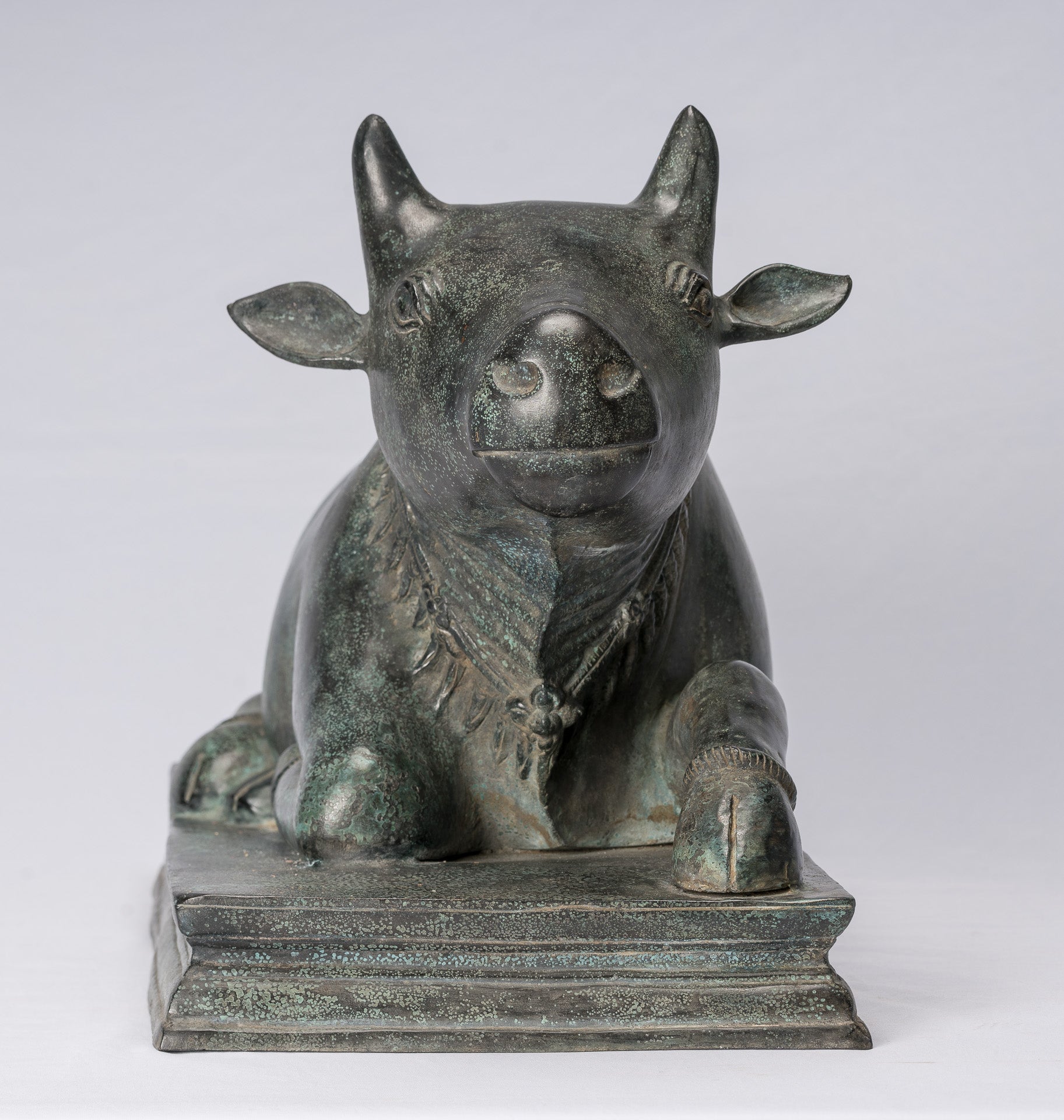 Statua Nandi in bronzo in stile Khmer antico - Monte di Shiva - 53 cm/21 "di lunghezza