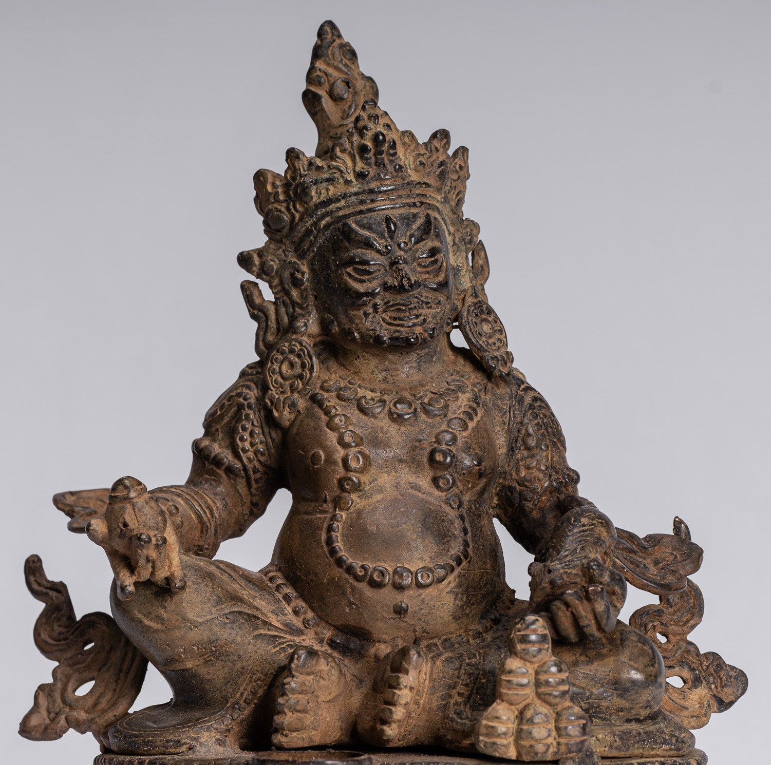 Statue de Jambhala – Antique Java Majapahit Style assis Jambhala Statue Dieu de la richesse – 21 cm/20,3 cm