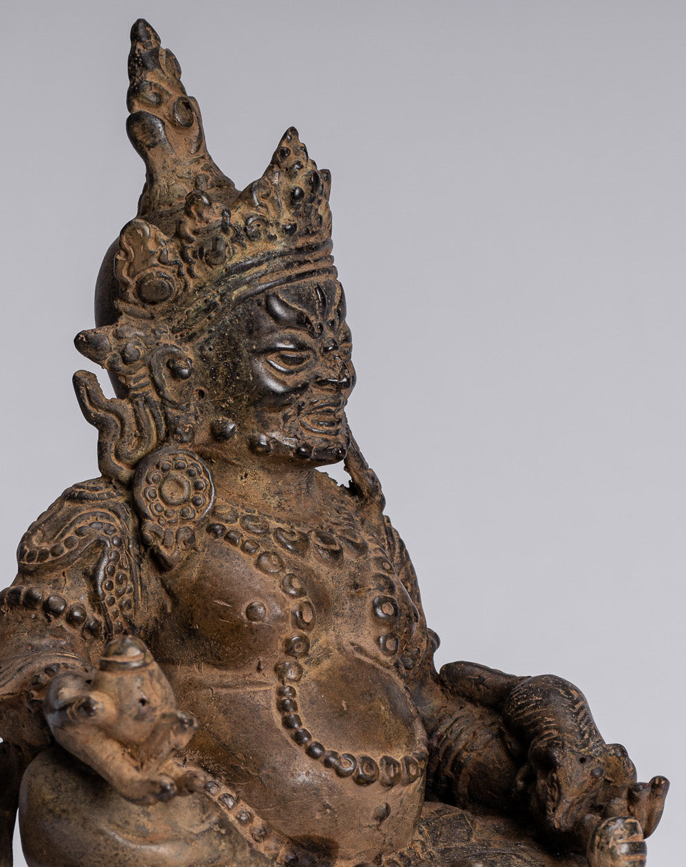 Statue de Jambhala – Antique Java Majapahit Style assis Jambhala Statue Dieu de la richesse – 21 cm/20,3 cm