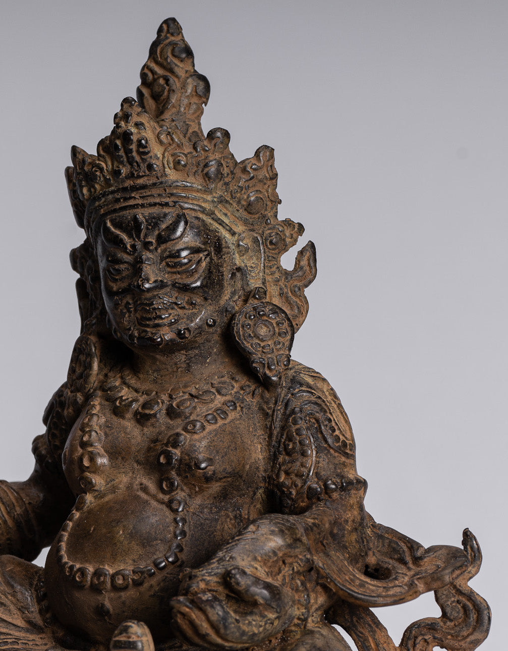 Statue de Jambhala – Antique Java Majapahit Style assis Jambhala Statue Dieu de la richesse – 21 cm/20,3 cm