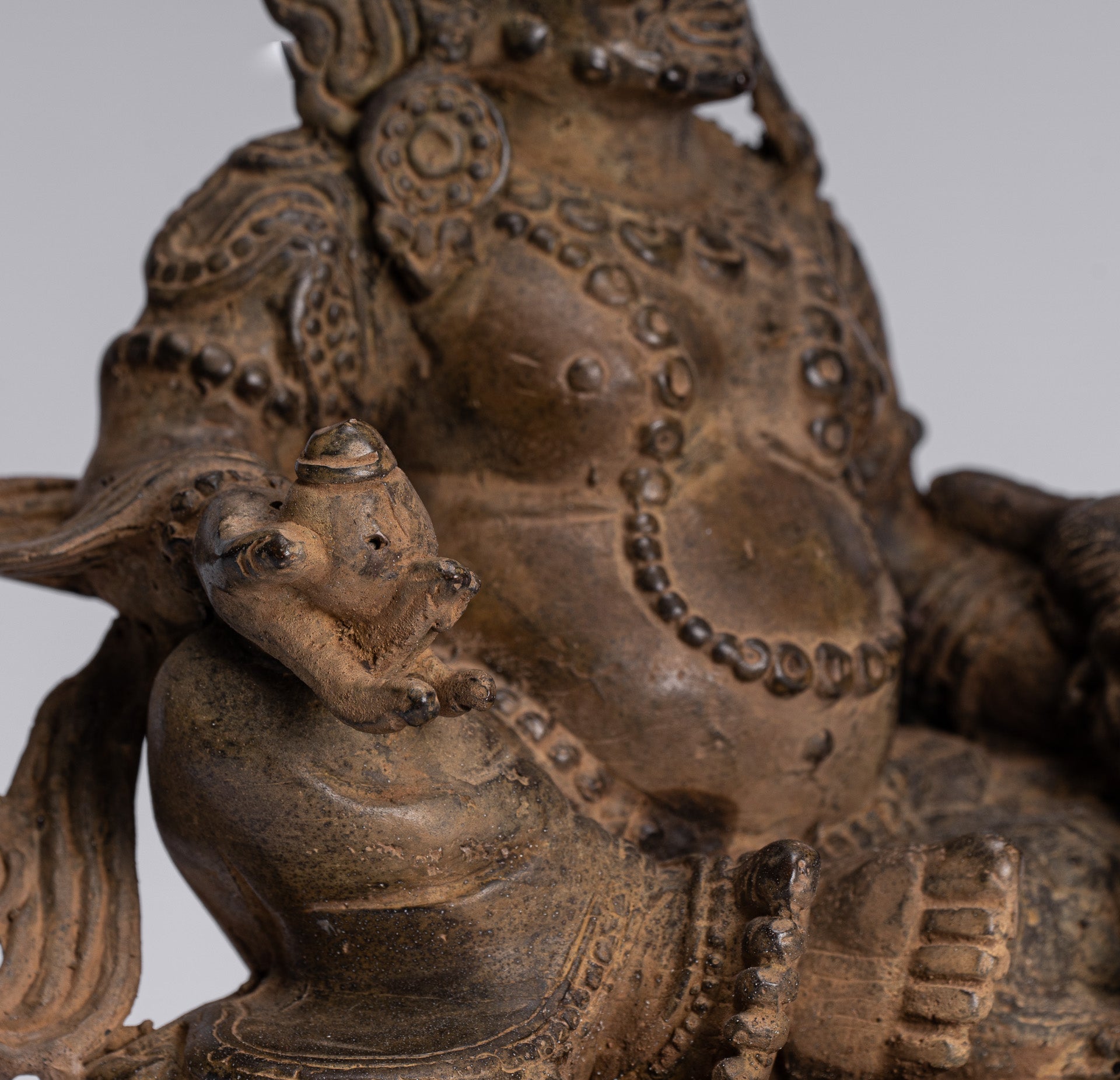 Statue de Jambhala – Antique Java Majapahit Style assis Jambhala Statue Dieu de la richesse – 21 cm/20,3 cm