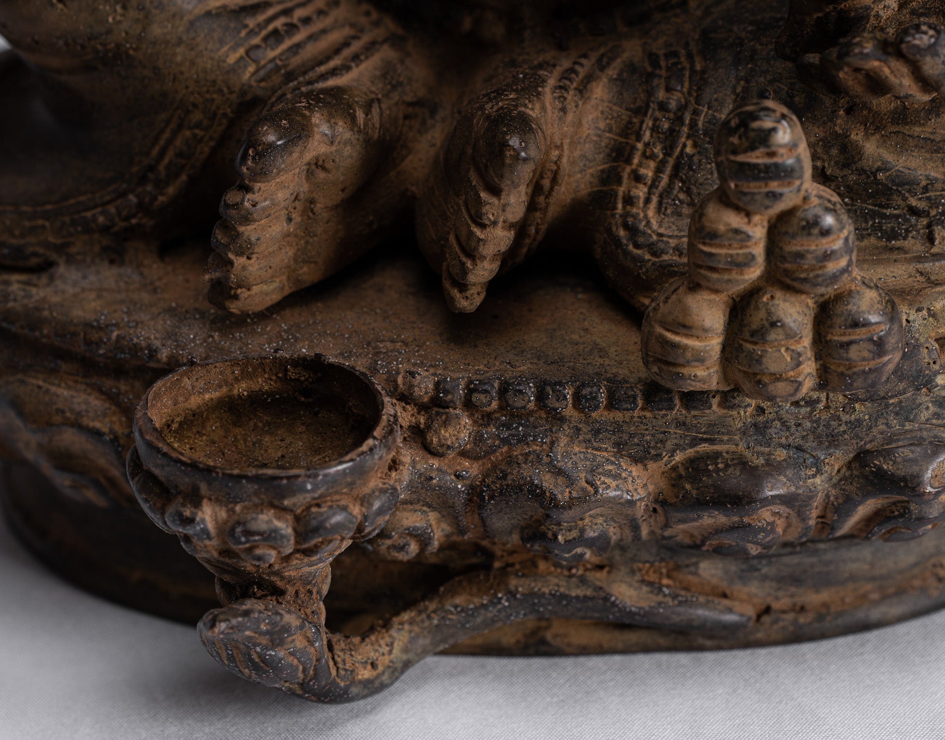 Statue de Jambhala – Antique Java Majapahit Style assis Jambhala Statue Dieu de la richesse – 21 cm/20,3 cm