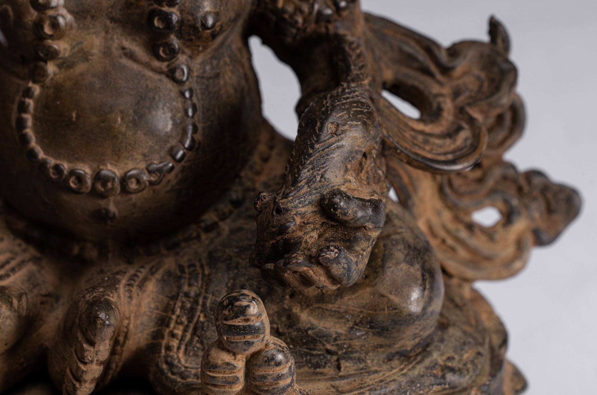 Statue de Jambhala – Antique Java Majapahit Style assis Jambhala Statue Dieu de la richesse – 21 cm/20,3 cm