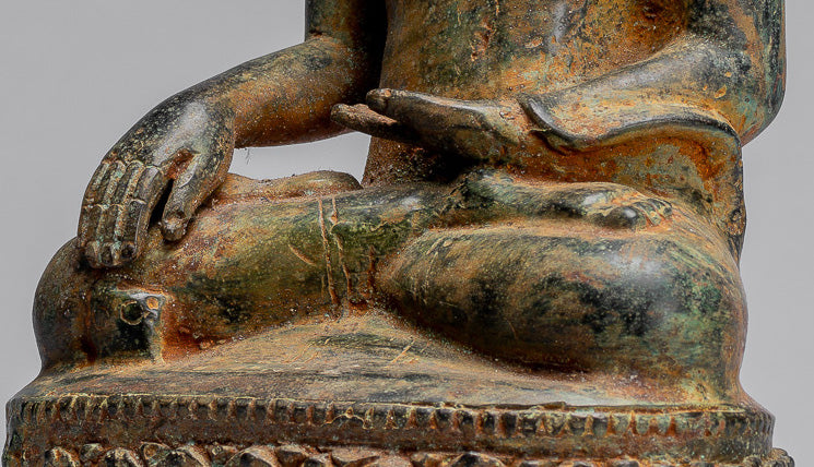 Buddha-Statue – sitzender javanischer Erleuchtungs-Buddha aus Bronze im antiken indonesischen Stil – 35 cm