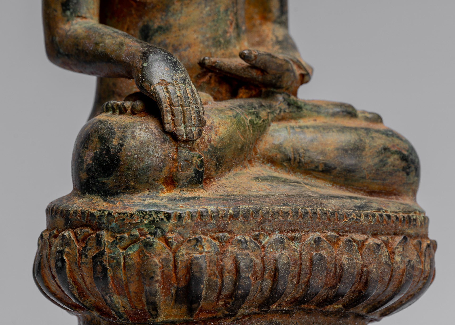 Buddha-Statue – sitzender javanischer Erleuchtungs-Buddha aus Bronze im antiken indonesischen Stil – 35 cm