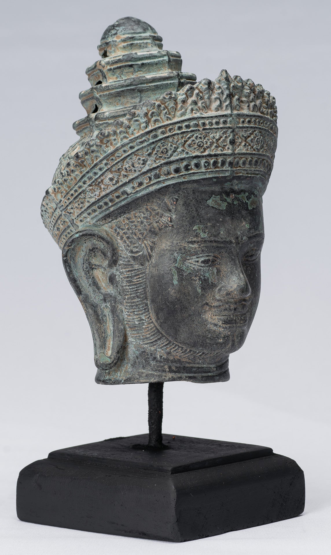 Statue de Vishnu – Tête khmère Vishnu antique de style Banteay Srei montée en bronze – 24 cm.