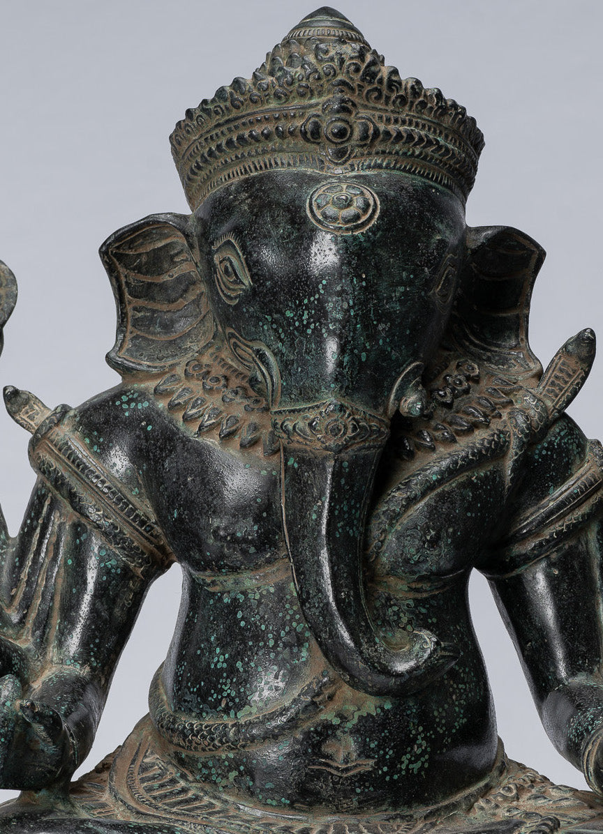 Ganesha-Statue – antike Bayon-Bronze im Khmer-Stil, sitzende achtarmige Ganesh-Statue – 38 cm.