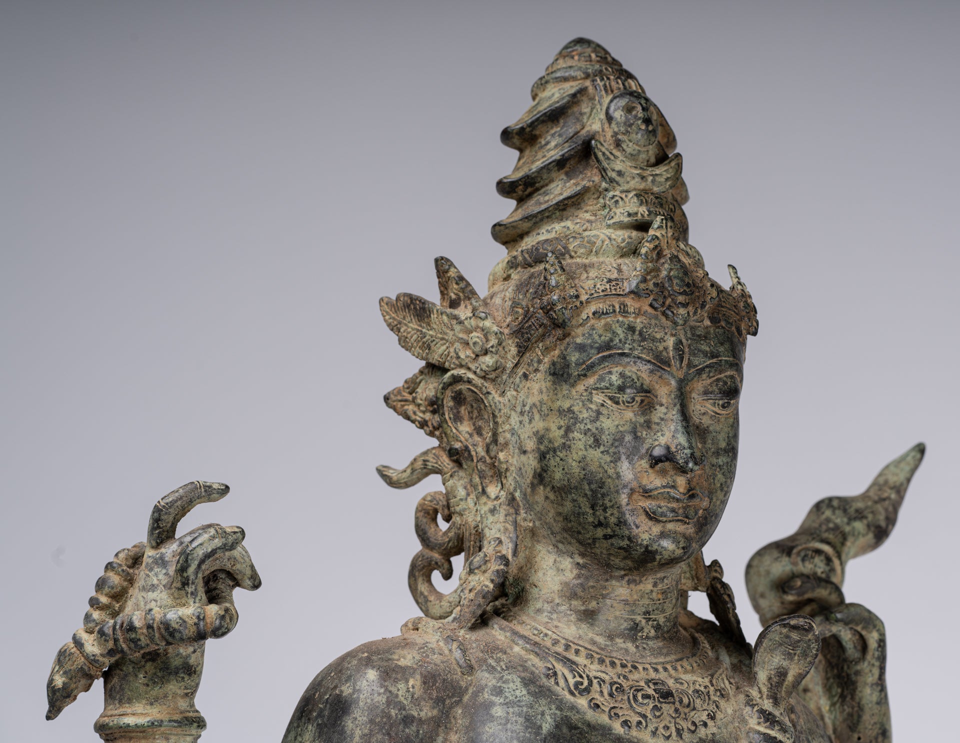 Statua Shiva - Antique in stile indonesiano Bronzo giavanese in piedi statua Shiva a 4 bracci - 82 cm/33 "