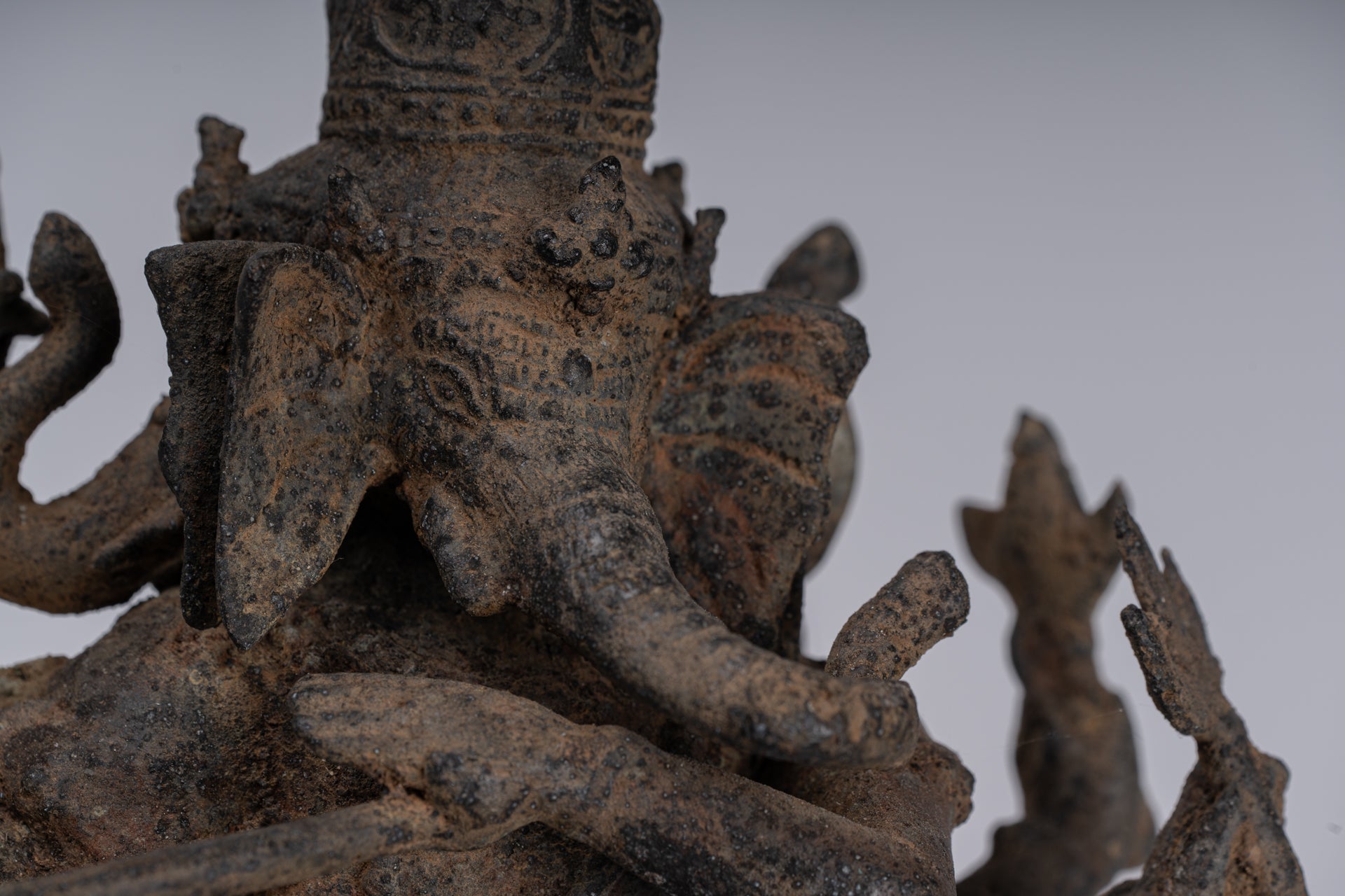 Estatua de Ganesha - Estatua de Ganesha indonesia de baile de bronce de estilo javanés.