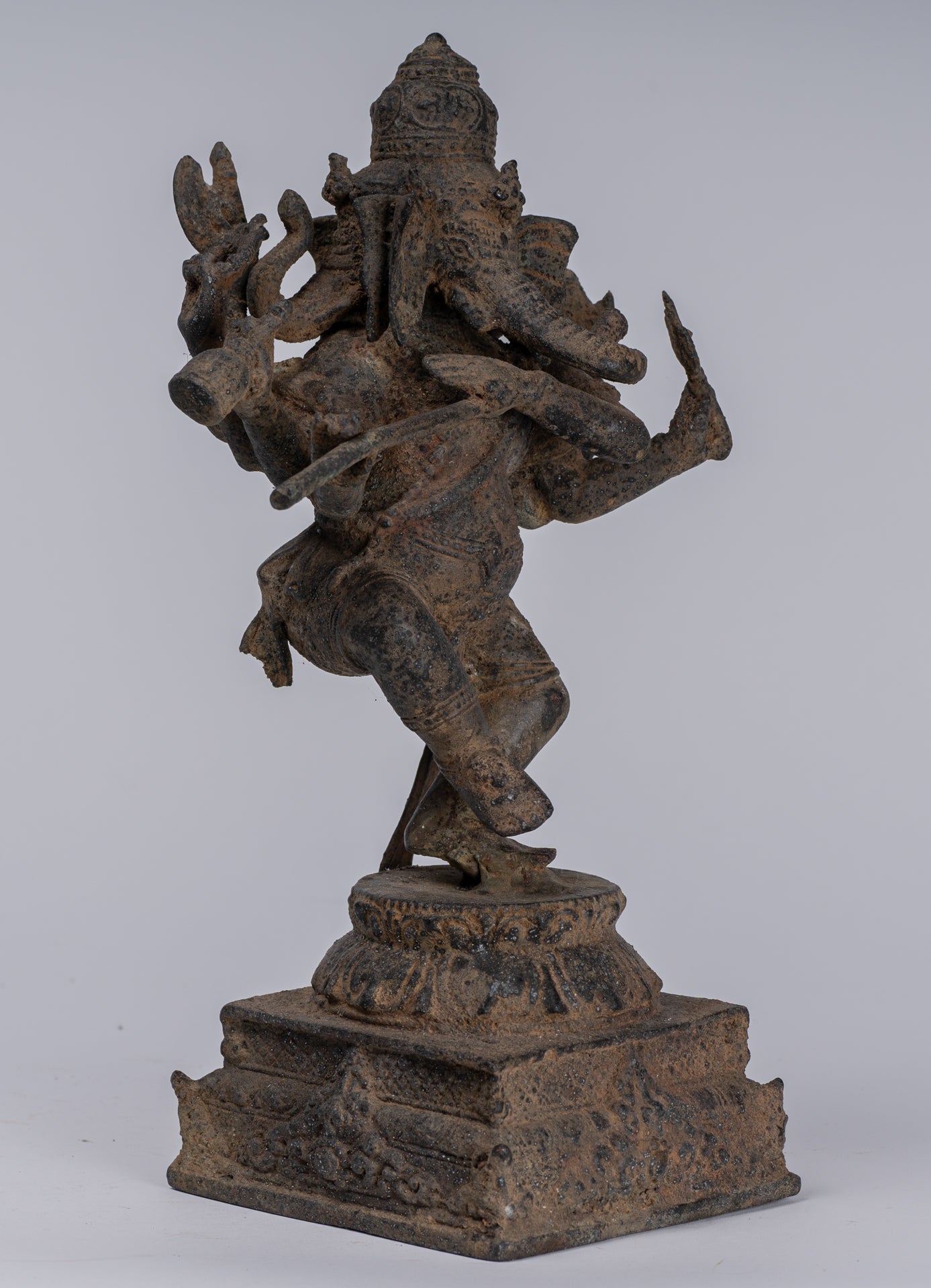Estatua de Ganesha - Estatua de Ganesha indonesia de baile de bronce de estilo javanés.