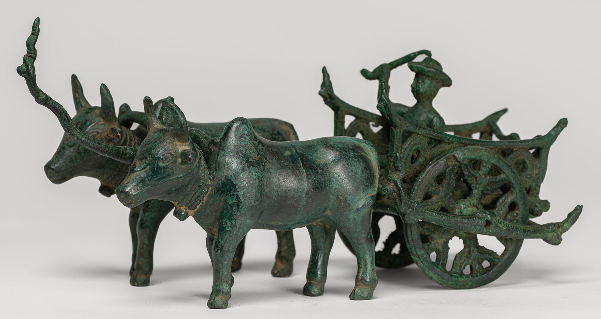 Statue de chariot de bœuf - Statue de chariot de bœuf en bronze de style khmer antique - 24 cm / 10 "