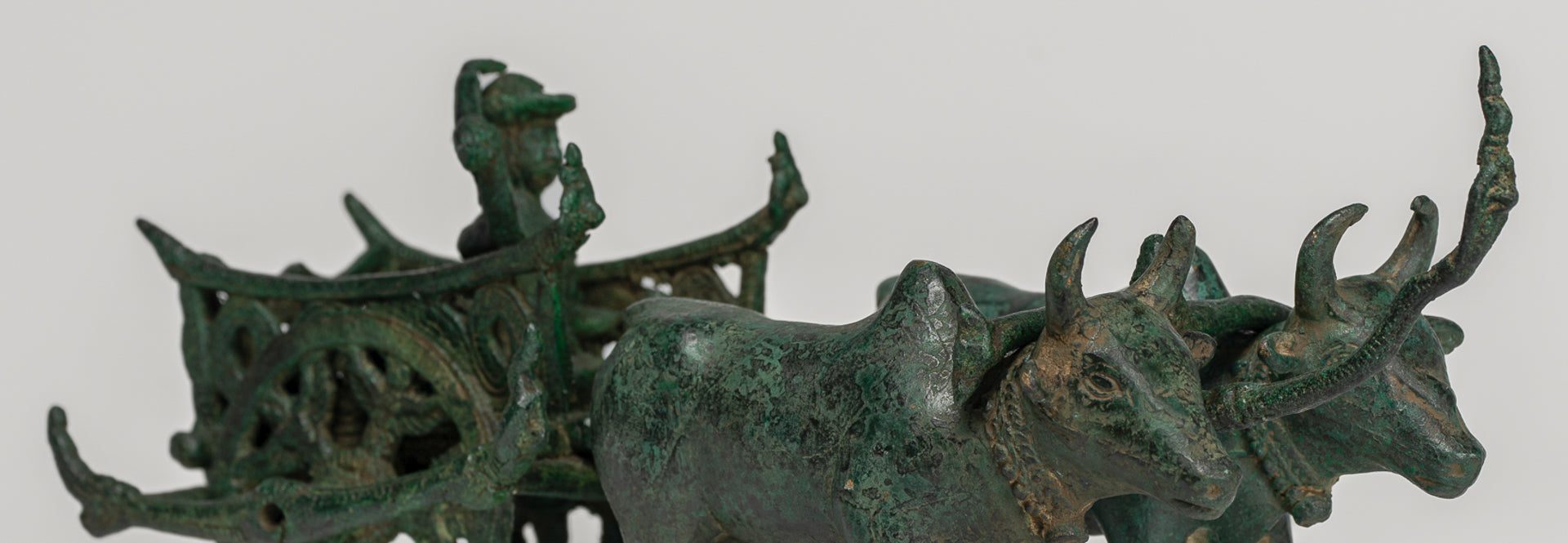 Statue de chariot de bœuf - Statue de chariot de bœuf en bronze de style khmer antique - 24 cm / 10 "
