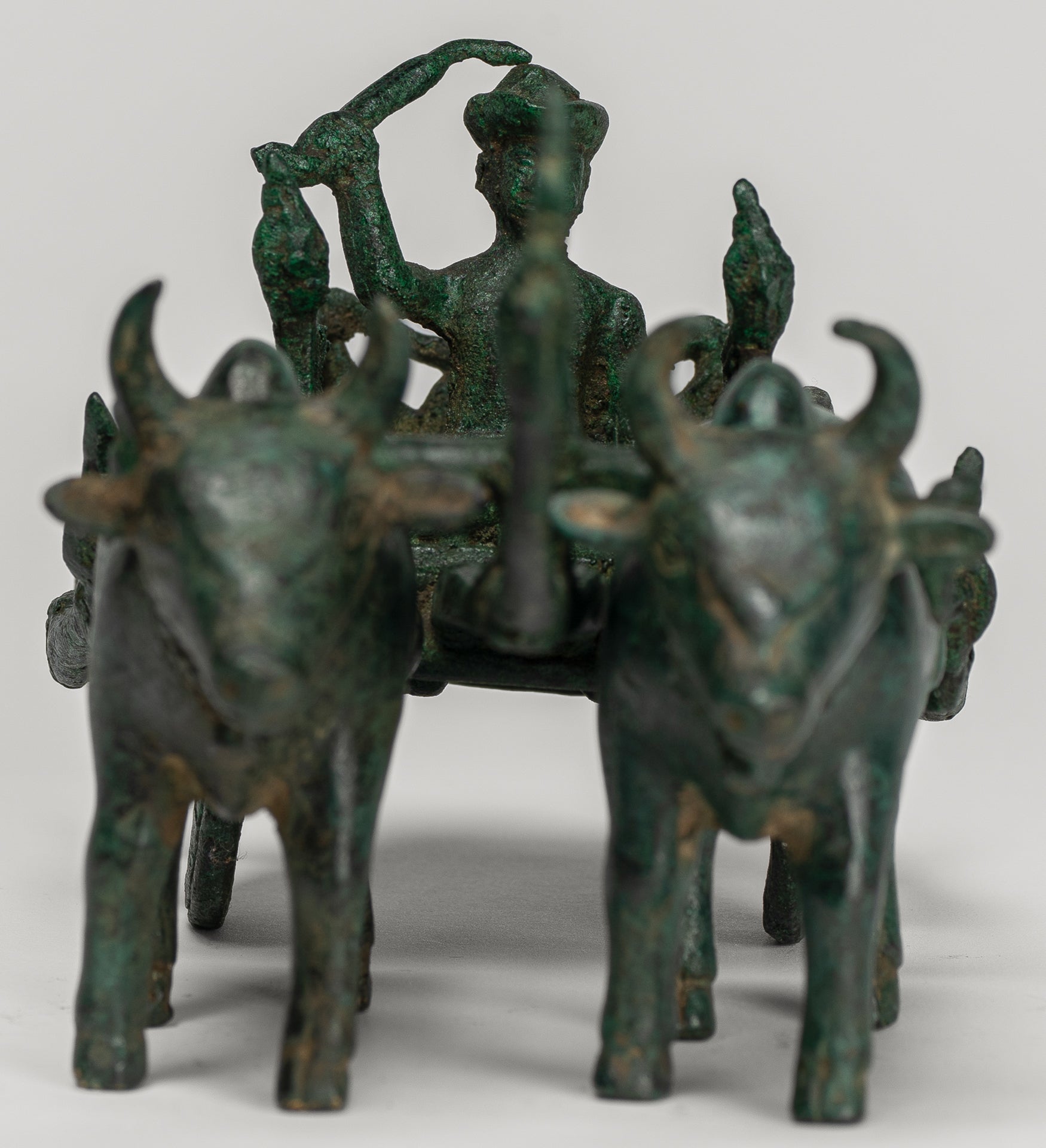 Statue de chariot de bœuf - Statue de chariot de bœuf en bronze de style khmer antique - 24 cm / 10 "