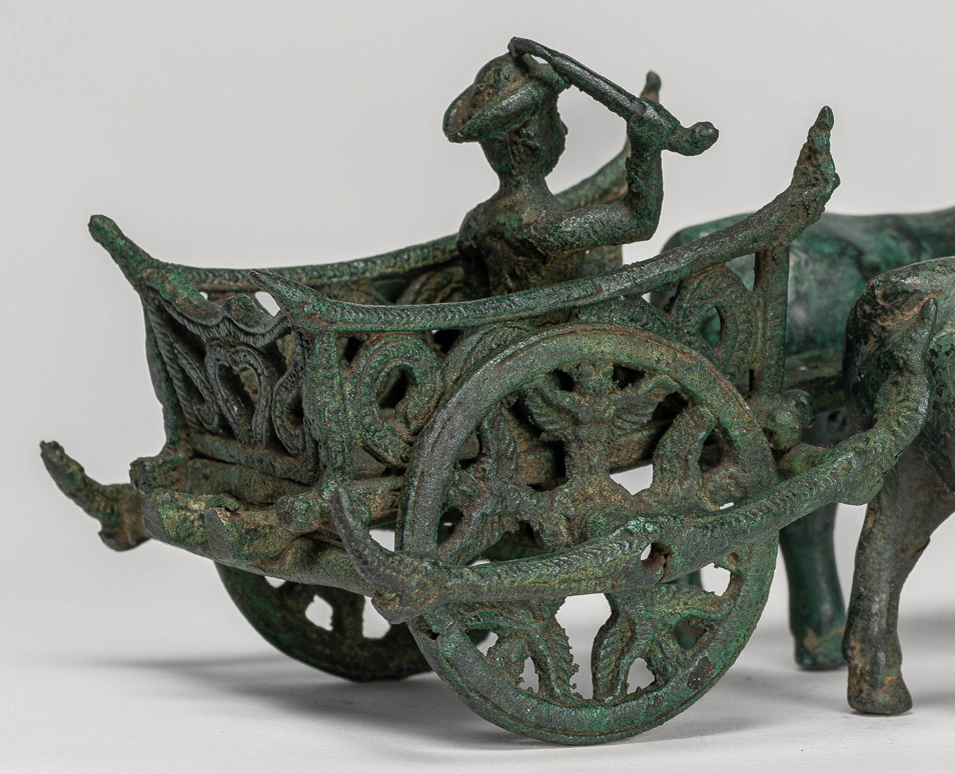 Statue de chariot de bœuf - Statue de chariot de bœuf en bronze de style khmer antique - 24 cm / 10 "