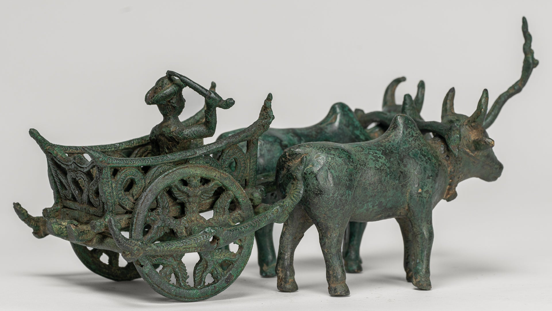Statue de chariot de bœuf - Statue de chariot de bœuf en bronze de style khmer antique - 24 cm / 10 "