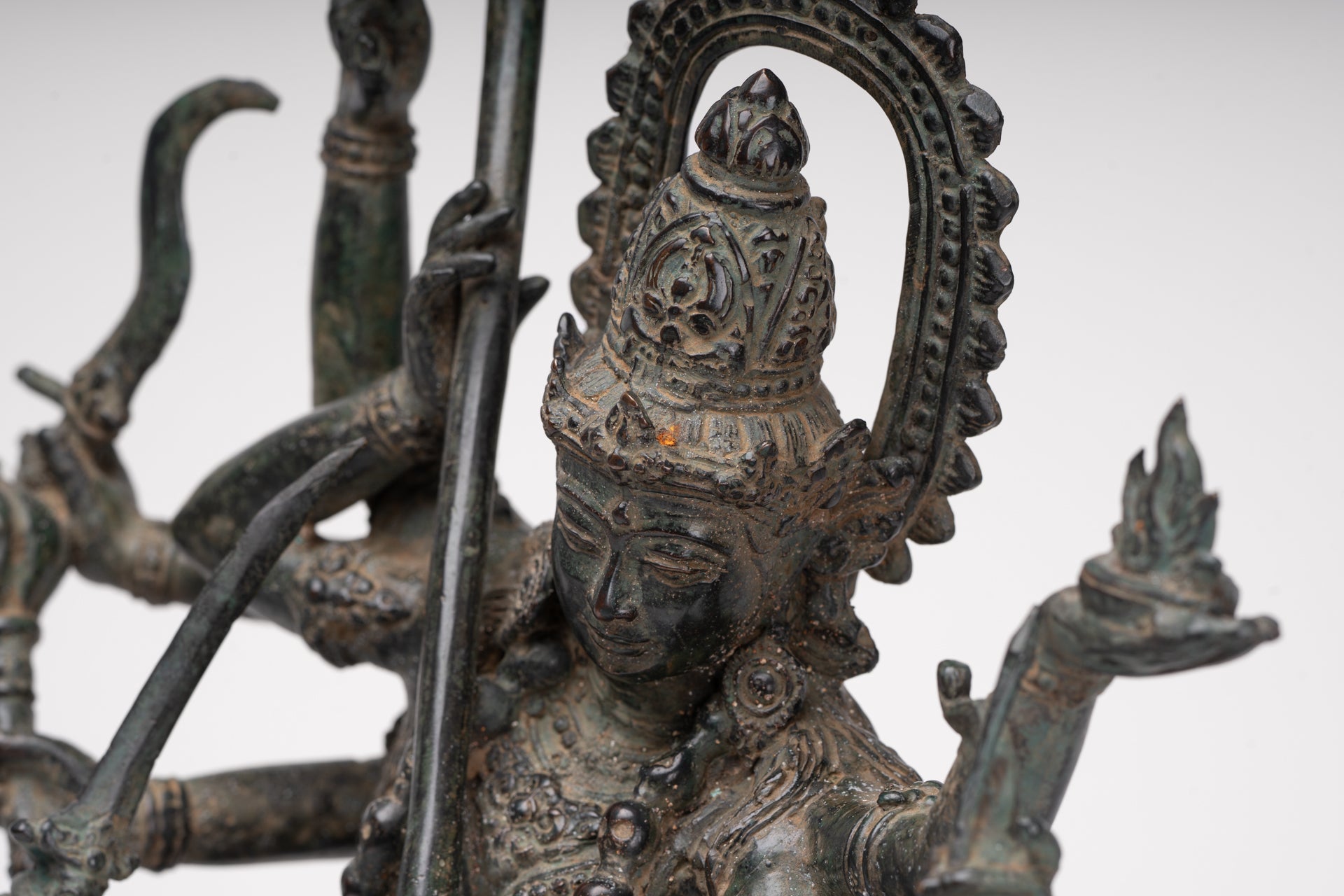 Statua antica di Majapahit Simhavahini Durga in stile giavanese - 45 cm/18"