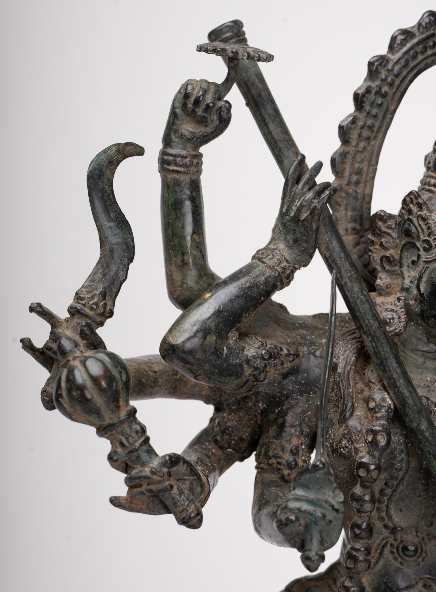 Statua antica di Majapahit Simhavahini Durga in stile giavanese - 45 cm/18"