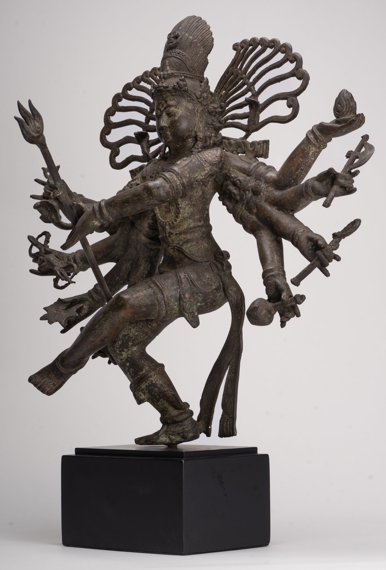 Statue antique de Shiva dansant en bronze de style javanais en tant que Seigneur Nataraja - 34,5 cm de haut