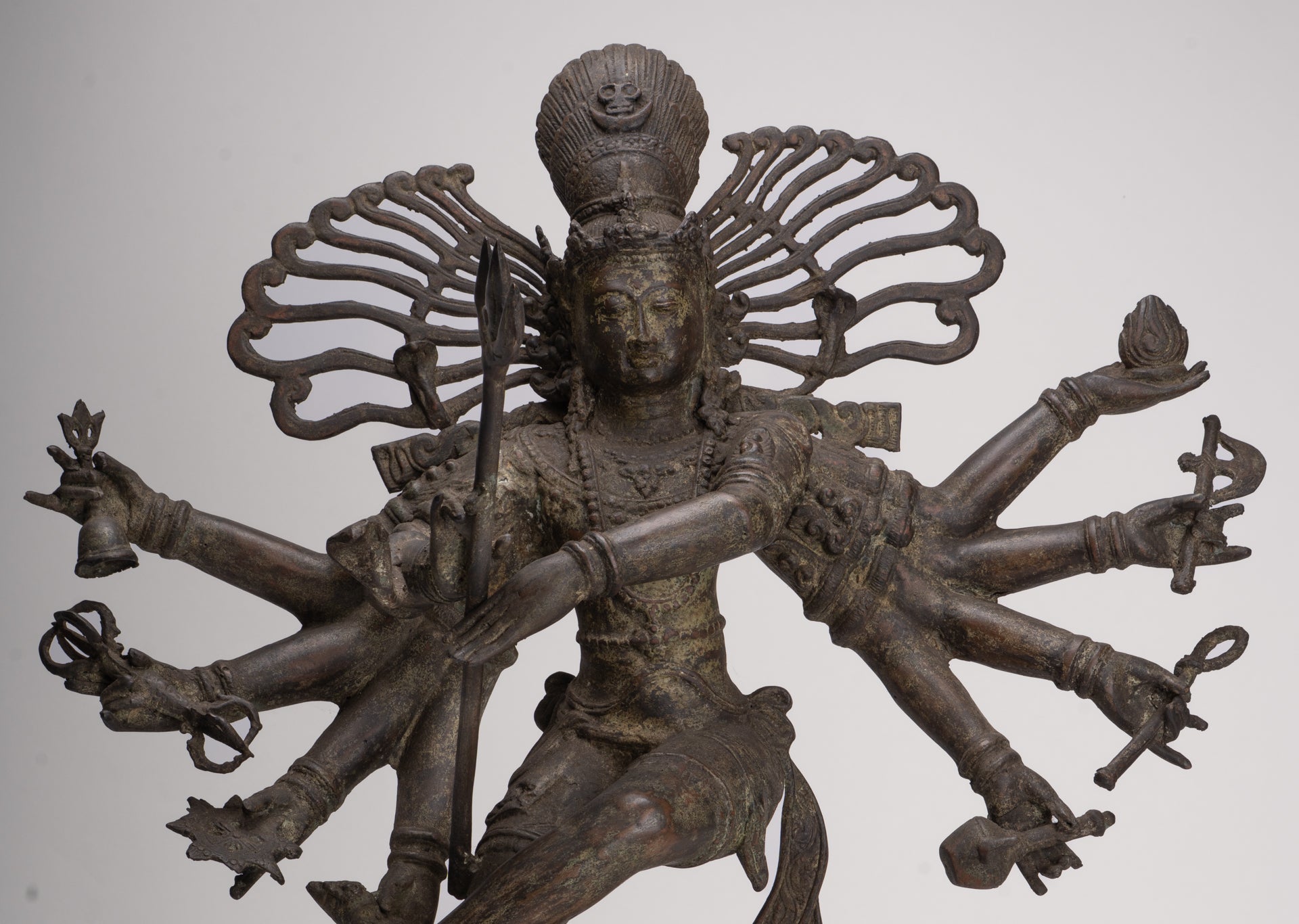 Statue antique de Shiva dansant en bronze de style javanais en tant que Seigneur Nataraja - 34,5 cm de haut
