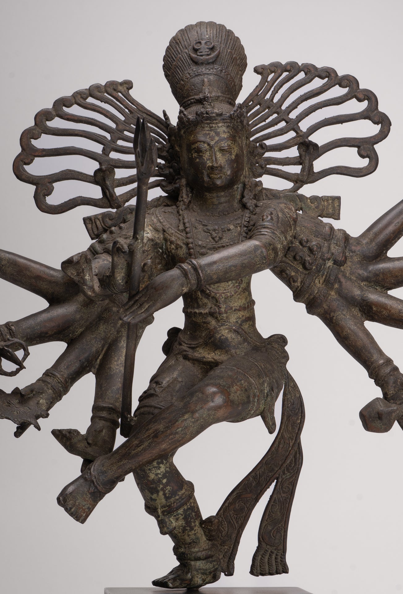 Statue antique de Shiva dansant en bronze de style javanais en tant que Seigneur Nataraja - 34,5 cm de haut