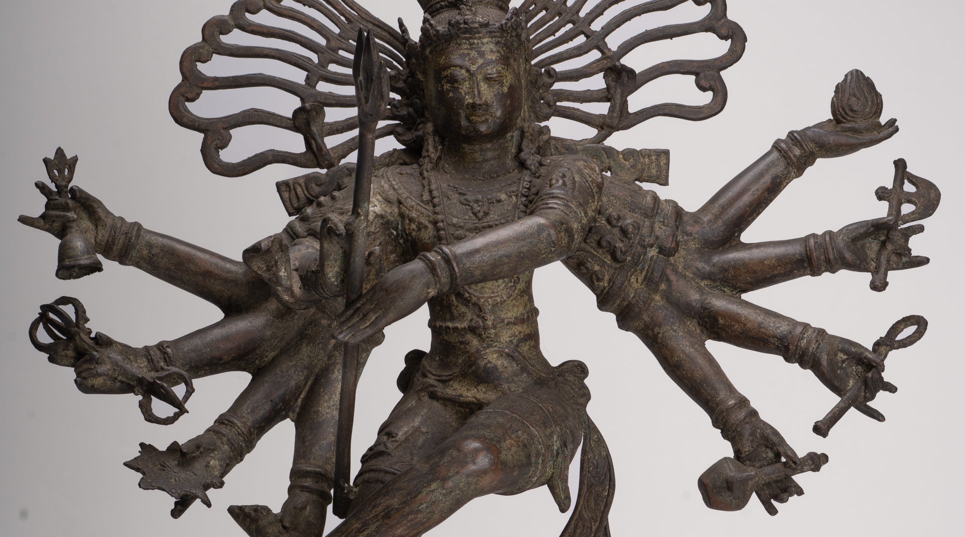 Statue antique de Shiva dansant en bronze de style javanais en tant que Seigneur Nataraja - 34,5 cm de haut