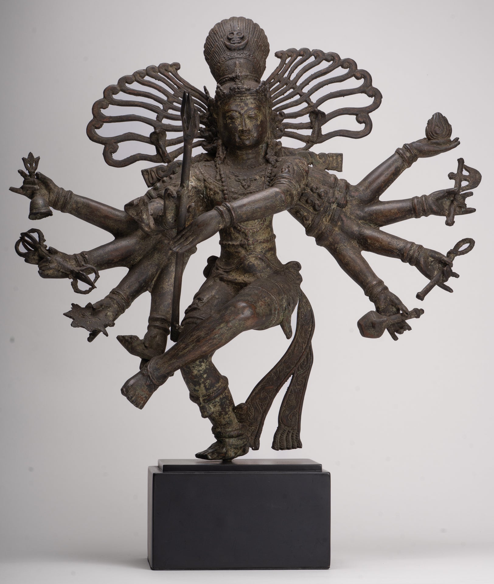 Statue antique de Shiva dansant en bronze de style javanais en tant que Seigneur Nataraja - 34,5 cm de haut