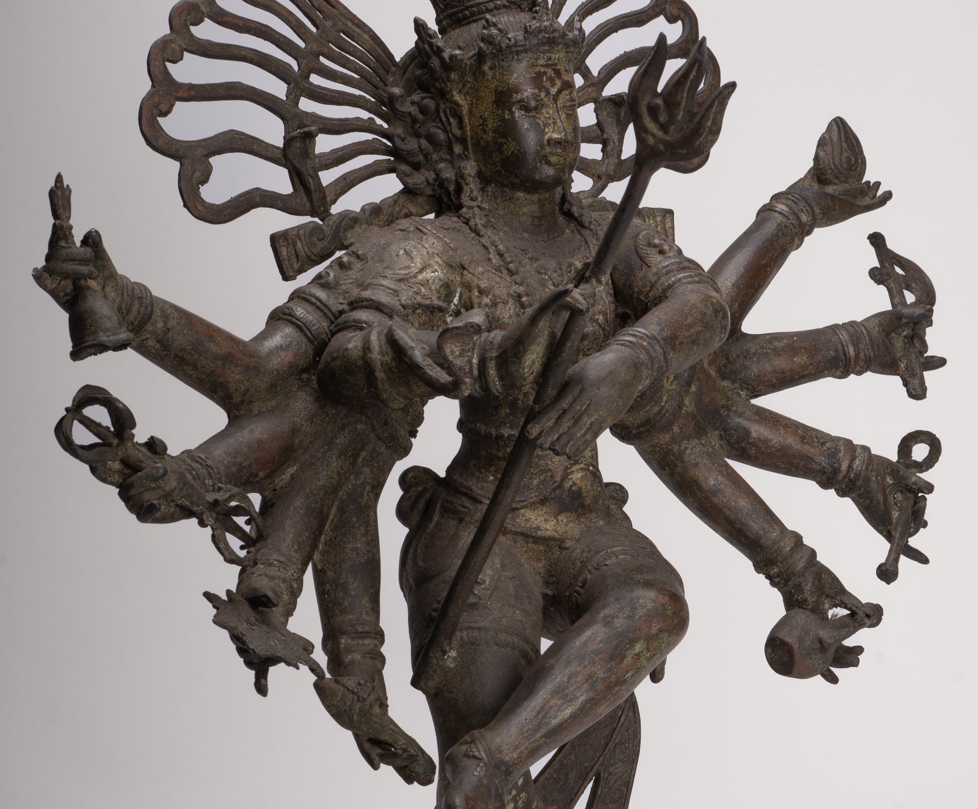 Statue antique de Shiva dansant en bronze de style javanais en tant que Seigneur Nataraja - 34,5 cm de haut