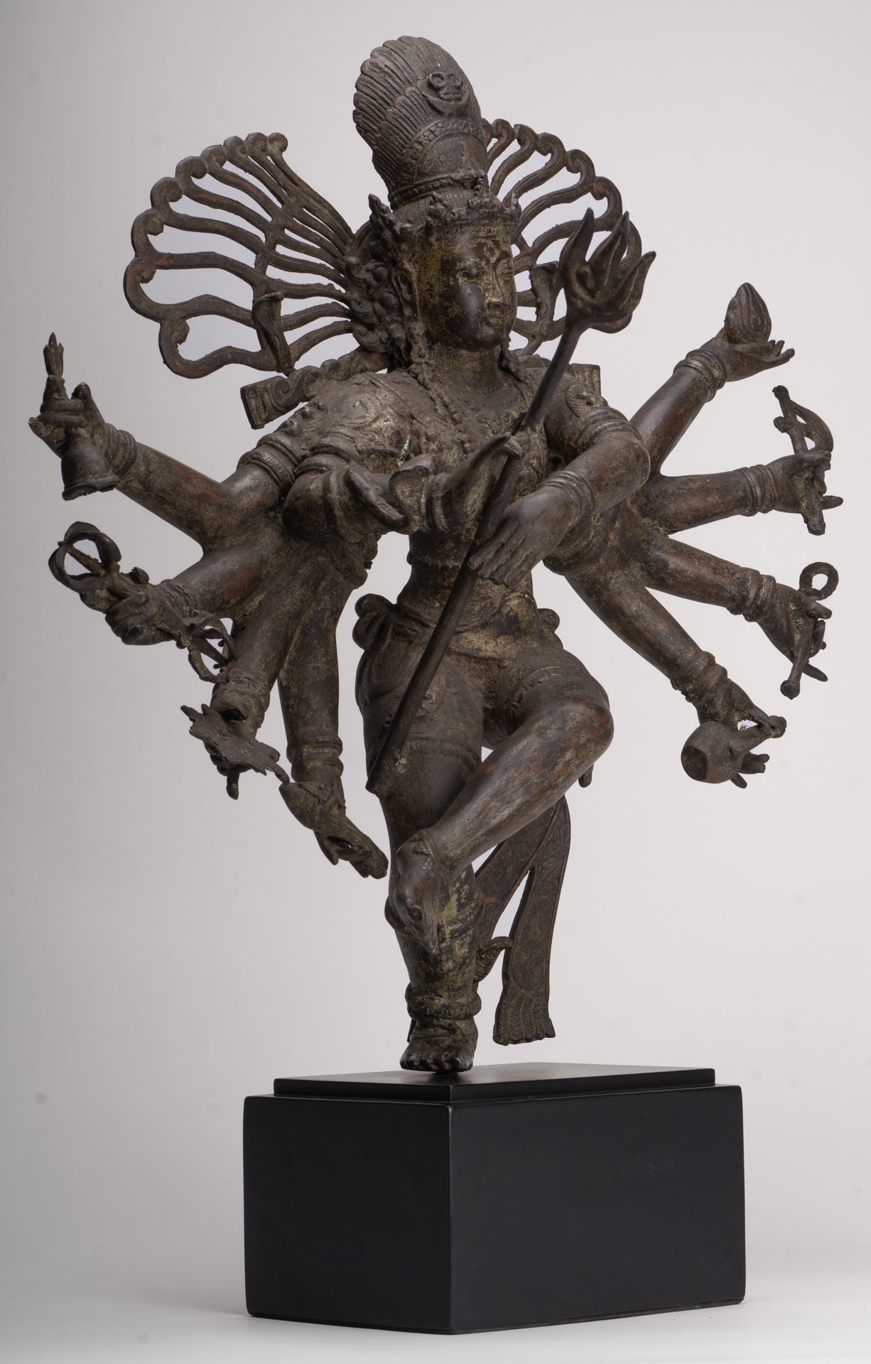Statue antique de Shiva dansant en bronze de style javanais en tant que Seigneur Nataraja - 34,5 cm de haut