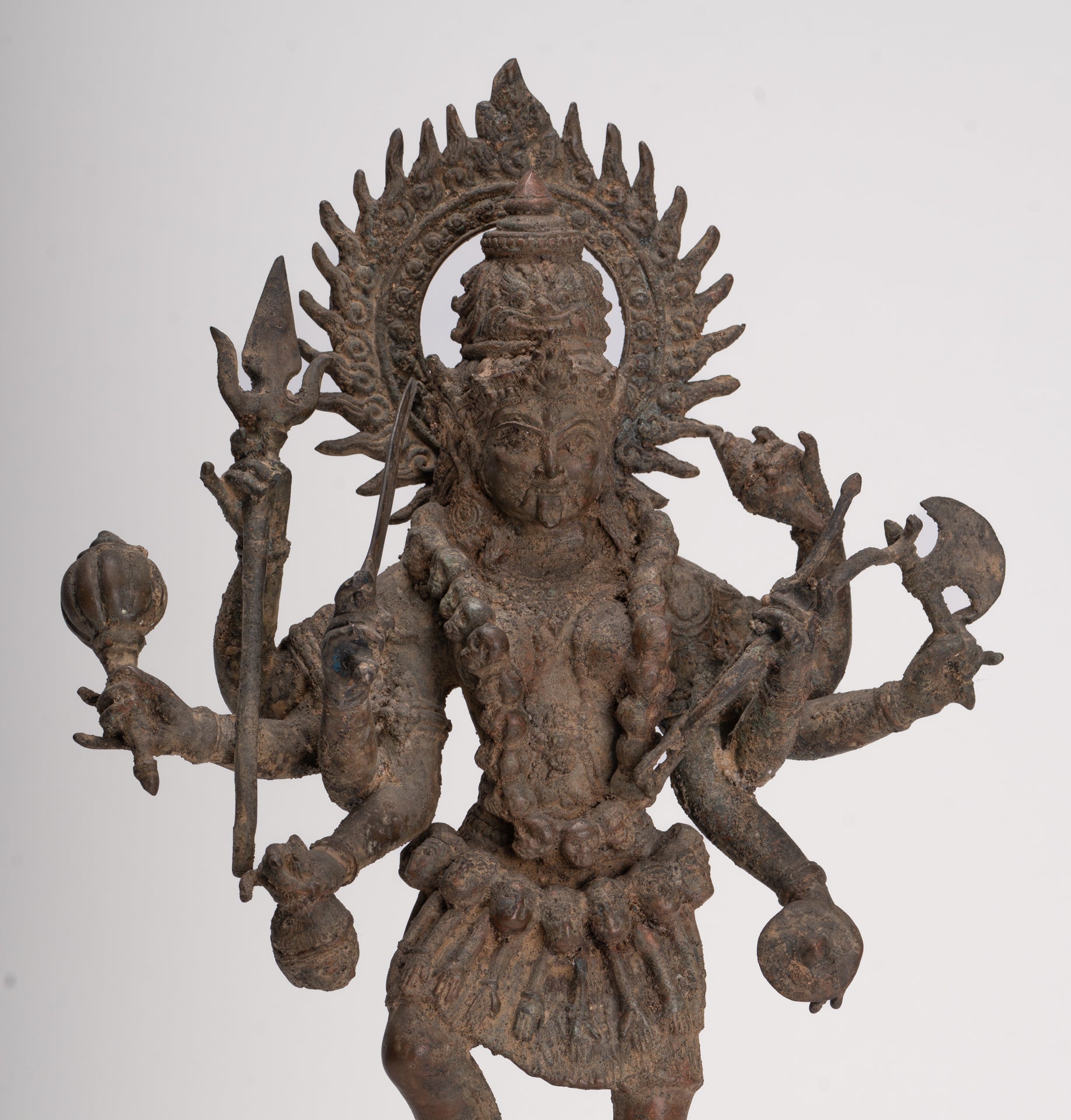 Kali-Statue – Majapahit im antiken Java-Stil, stehende Bronze-Kali- oder Mahakali-Statue – 43 cm/17 Zoll