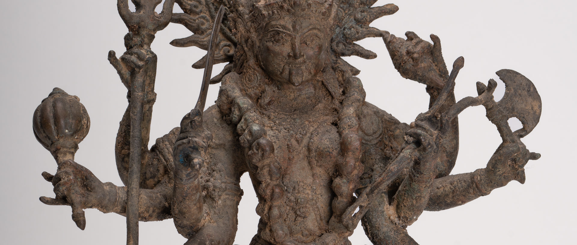 Kali-Statue – Majapahit im antiken Java-Stil, stehende Bronze-Kali- oder Mahakali-Statue – 43 cm/17 Zoll