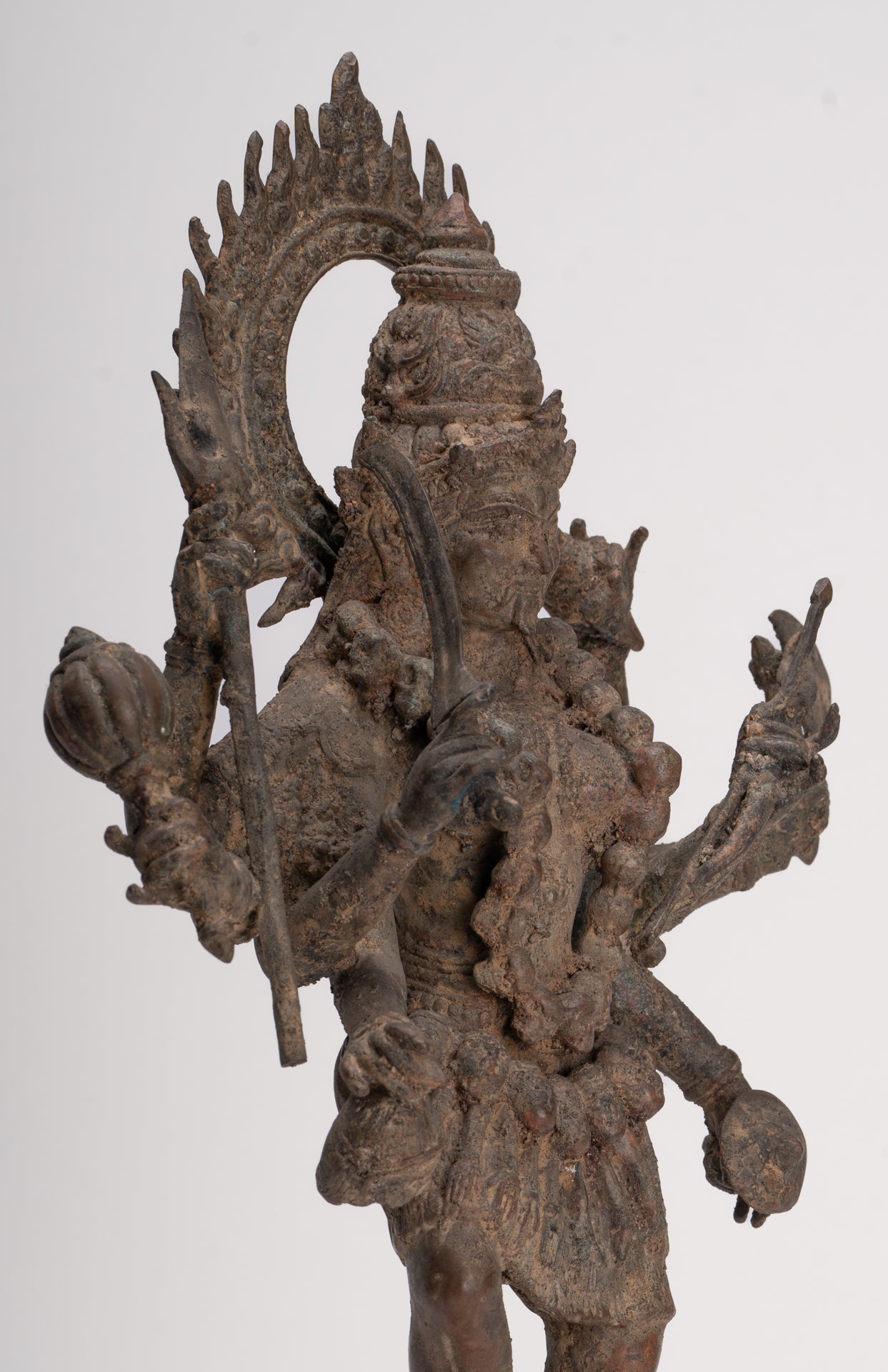 Kali-Statue – Majapahit im antiken Java-Stil, stehende Bronze-Kali- oder Mahakali-Statue – 43 cm/17 Zoll