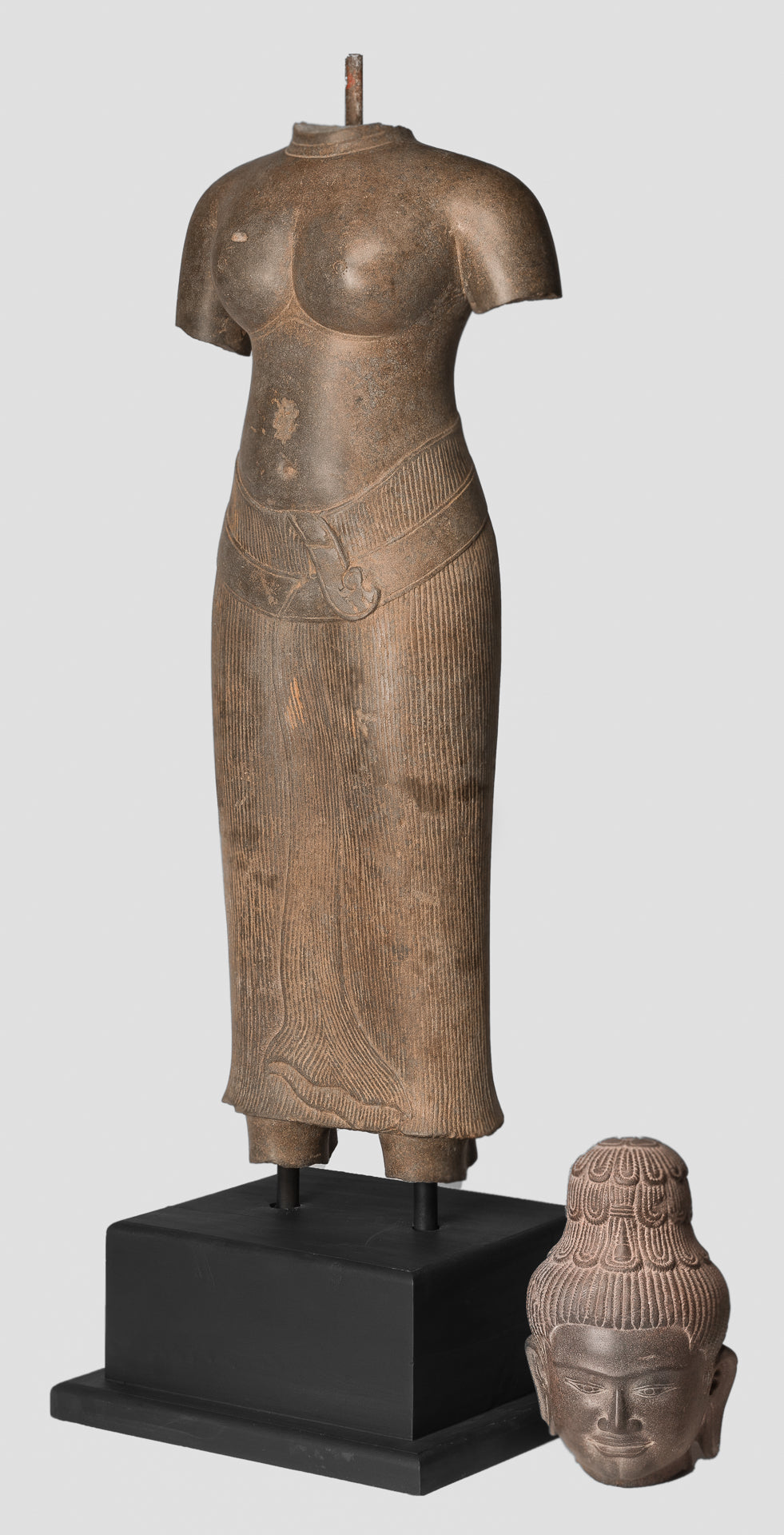 Statua della divinità - Antique Khmer Style Bantey Srei Stone Prajnaparamita Statua / Dea - 107cm / 43 "