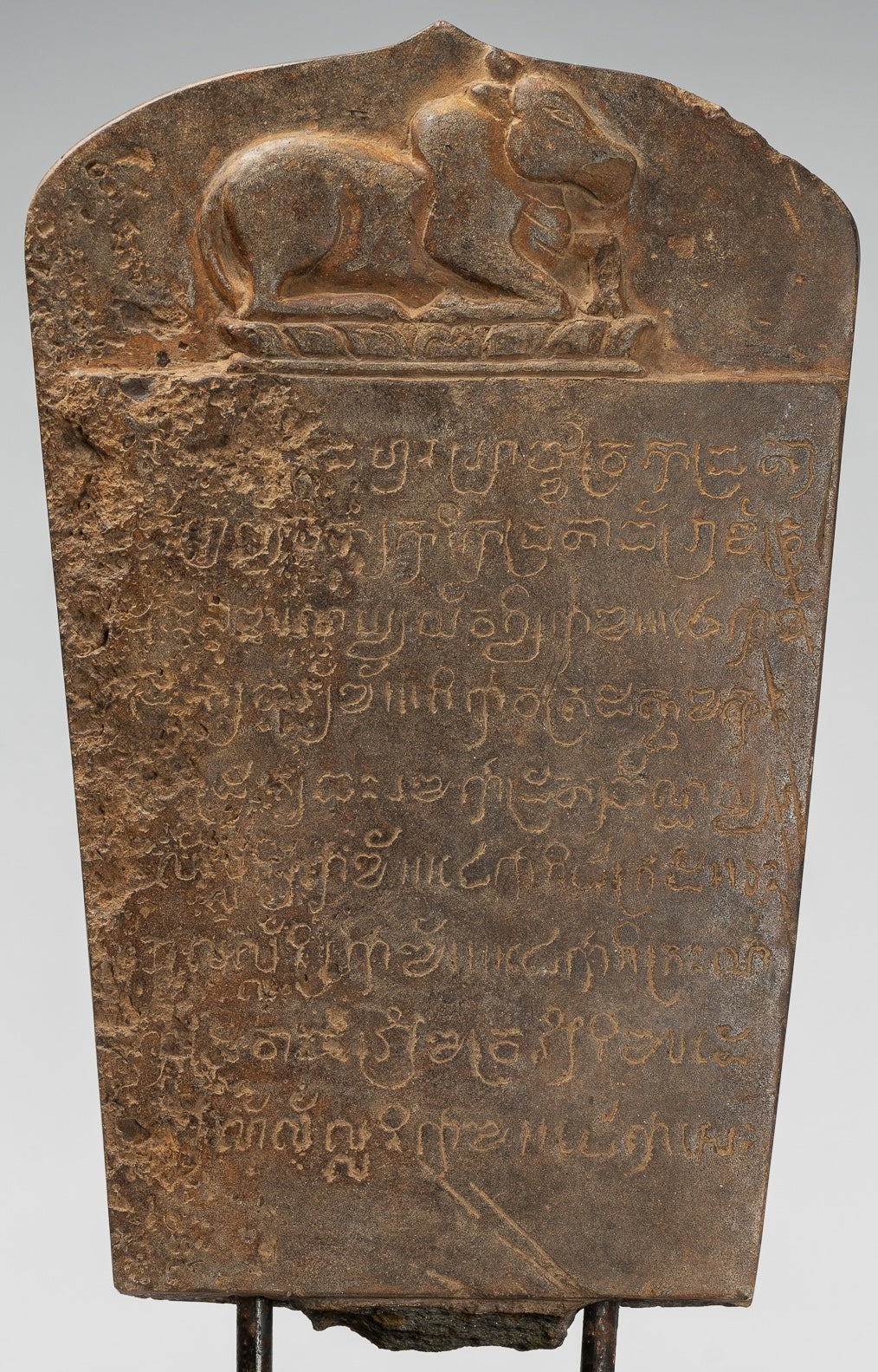 Stele sanscrito in pietra in stile khmer antico con Nandi - 57 cm / 23 "