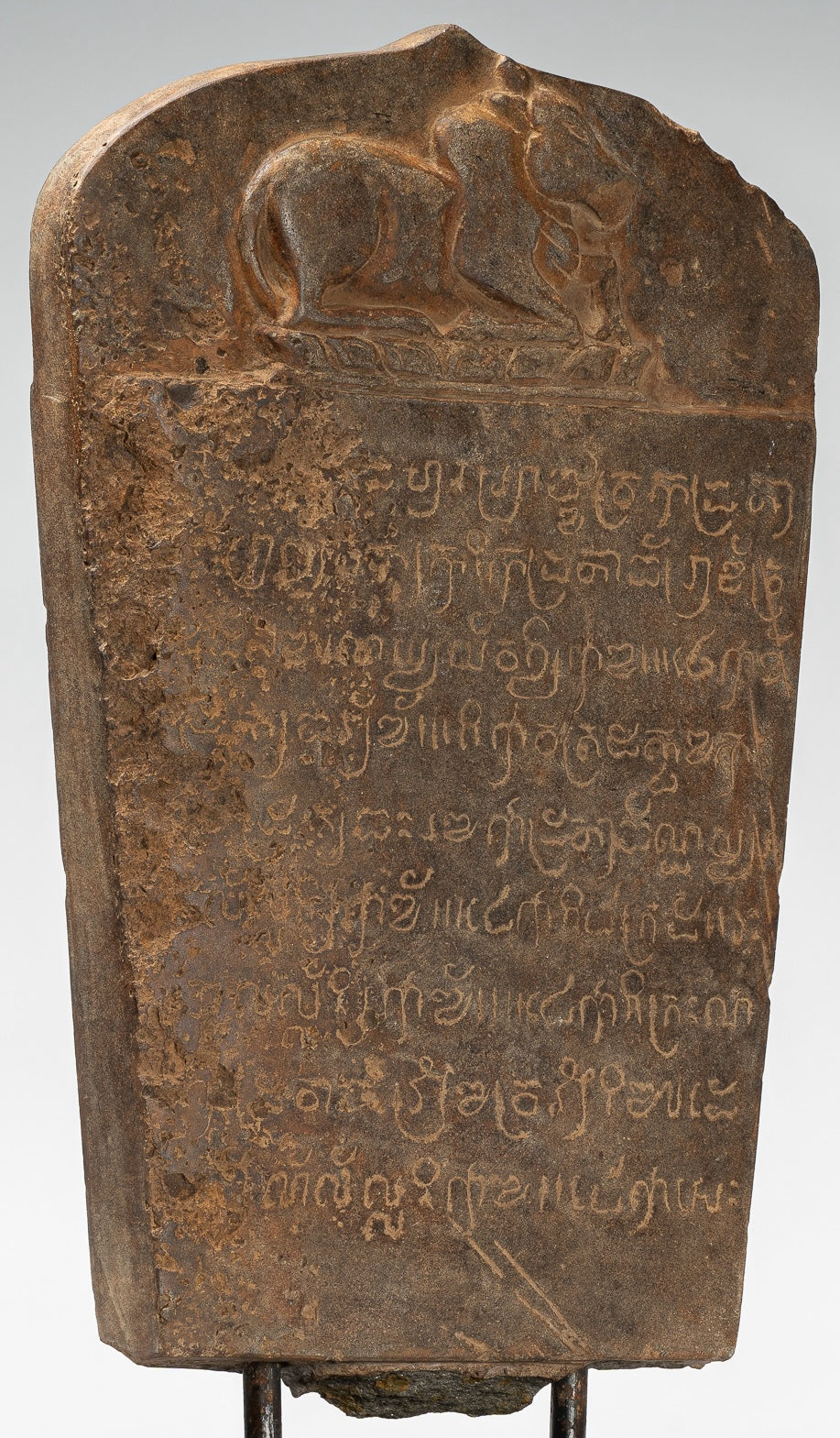 Stele sanscrito in pietra in stile khmer antico con Nandi - 57 cm / 23 "