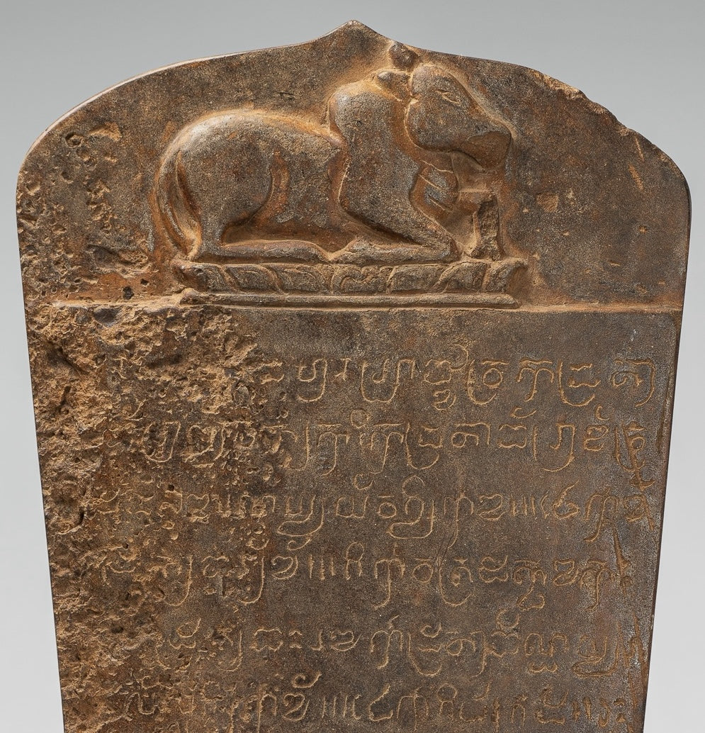 Stele sanscrito in pietra in stile khmer antico con Nandi - 57 cm / 23 "