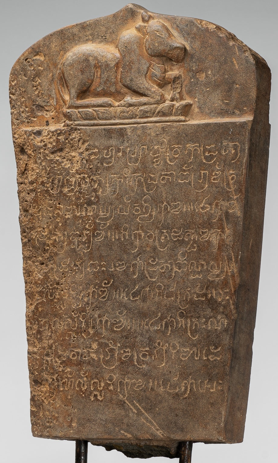Stele sanscrito in pietra in stile khmer antico con Nandi - 57 cm / 23 "