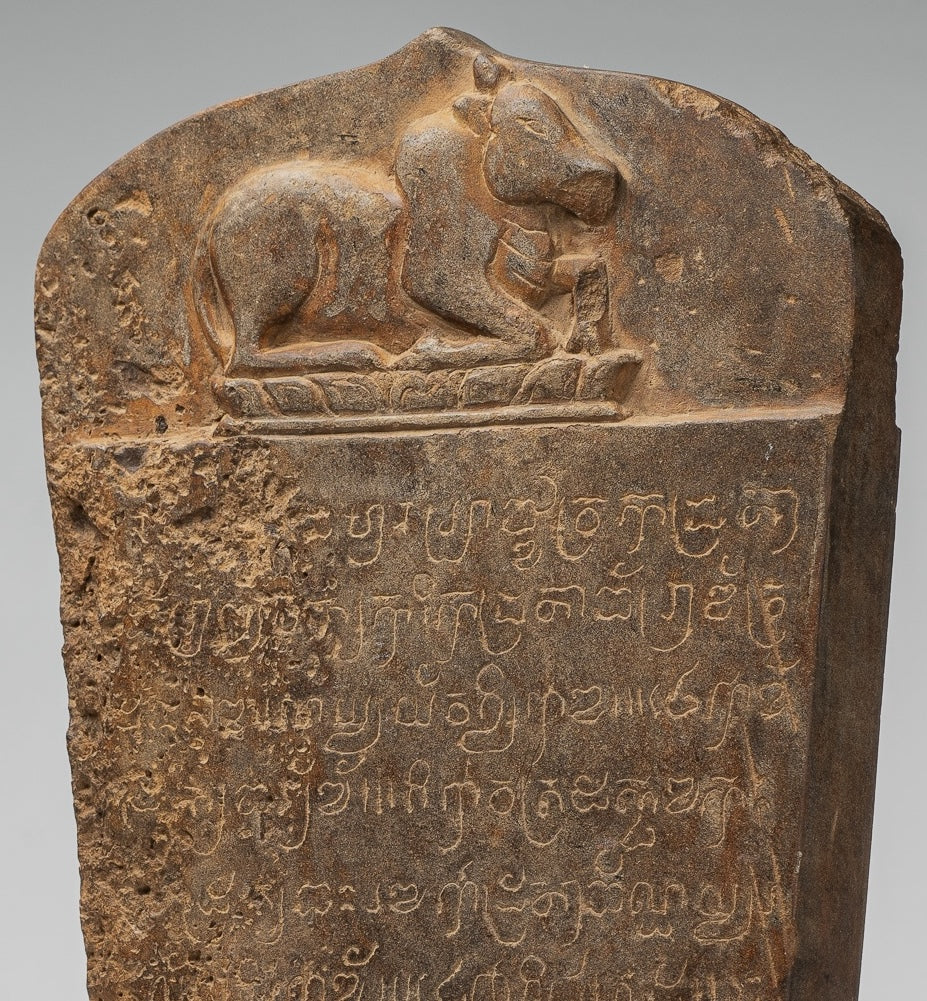 Stele sanscrito in pietra in stile khmer antico con Nandi - 57 cm / 23 "