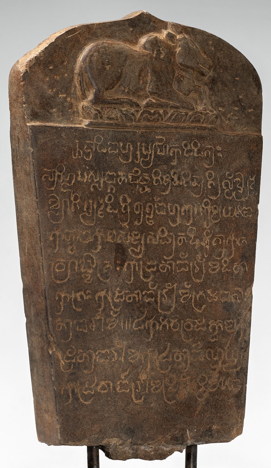 Stele sanscrito in pietra in stile khmer antico con Nandi - 57 cm / 23 "