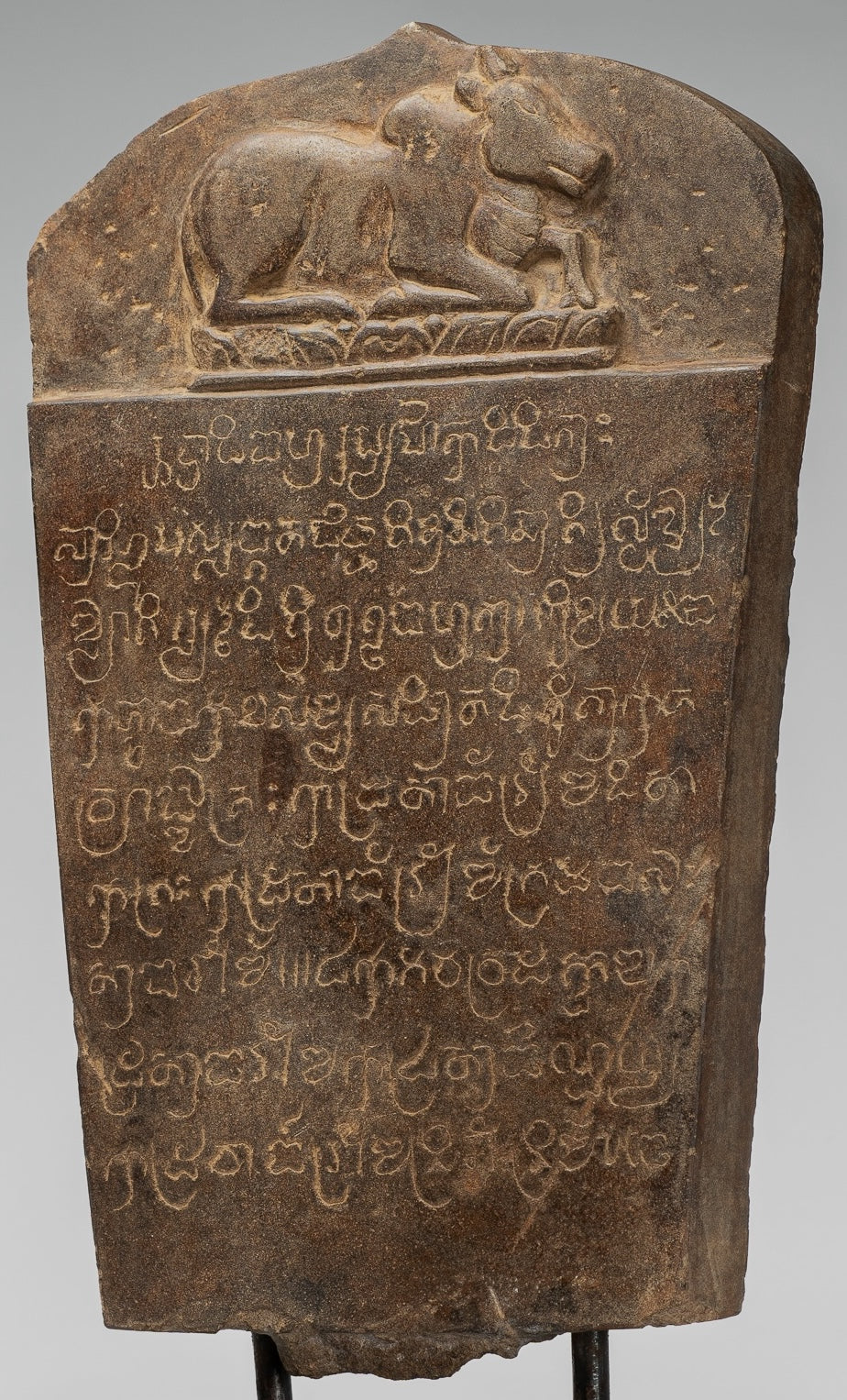 Stele sanscrito in pietra in stile khmer antico con Nandi - 57 cm / 23 "