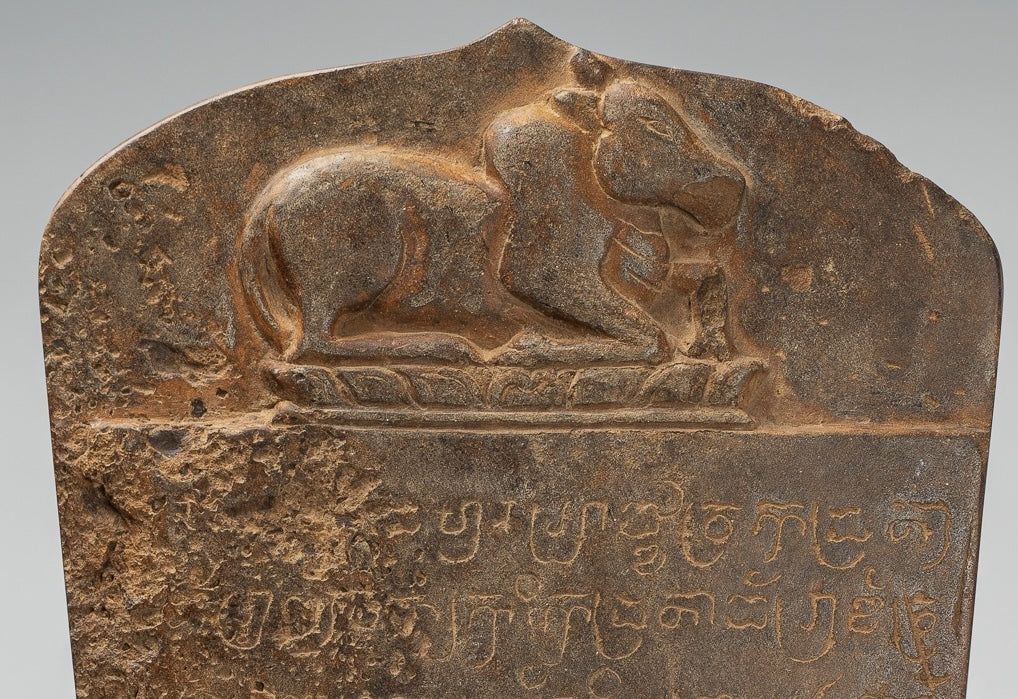 Stele sanscrito in pietra in stile khmer antico con Nandi - 57 cm / 23 "