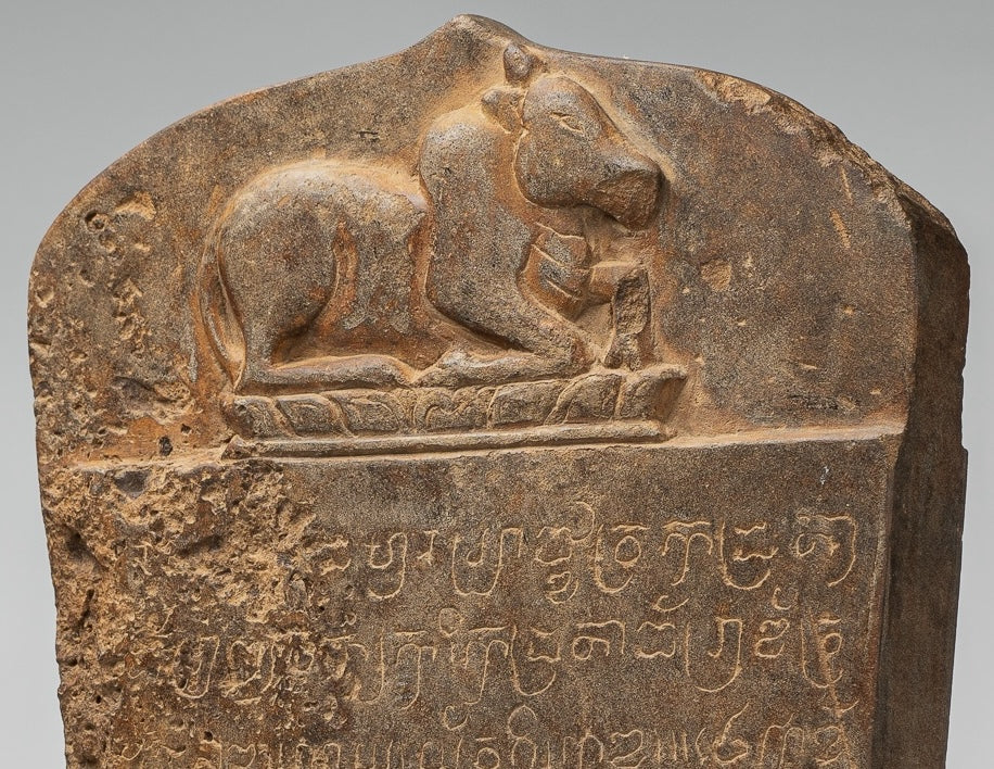 Stele sanscrito in pietra in stile khmer antico con Nandi - 57 cm / 23 "