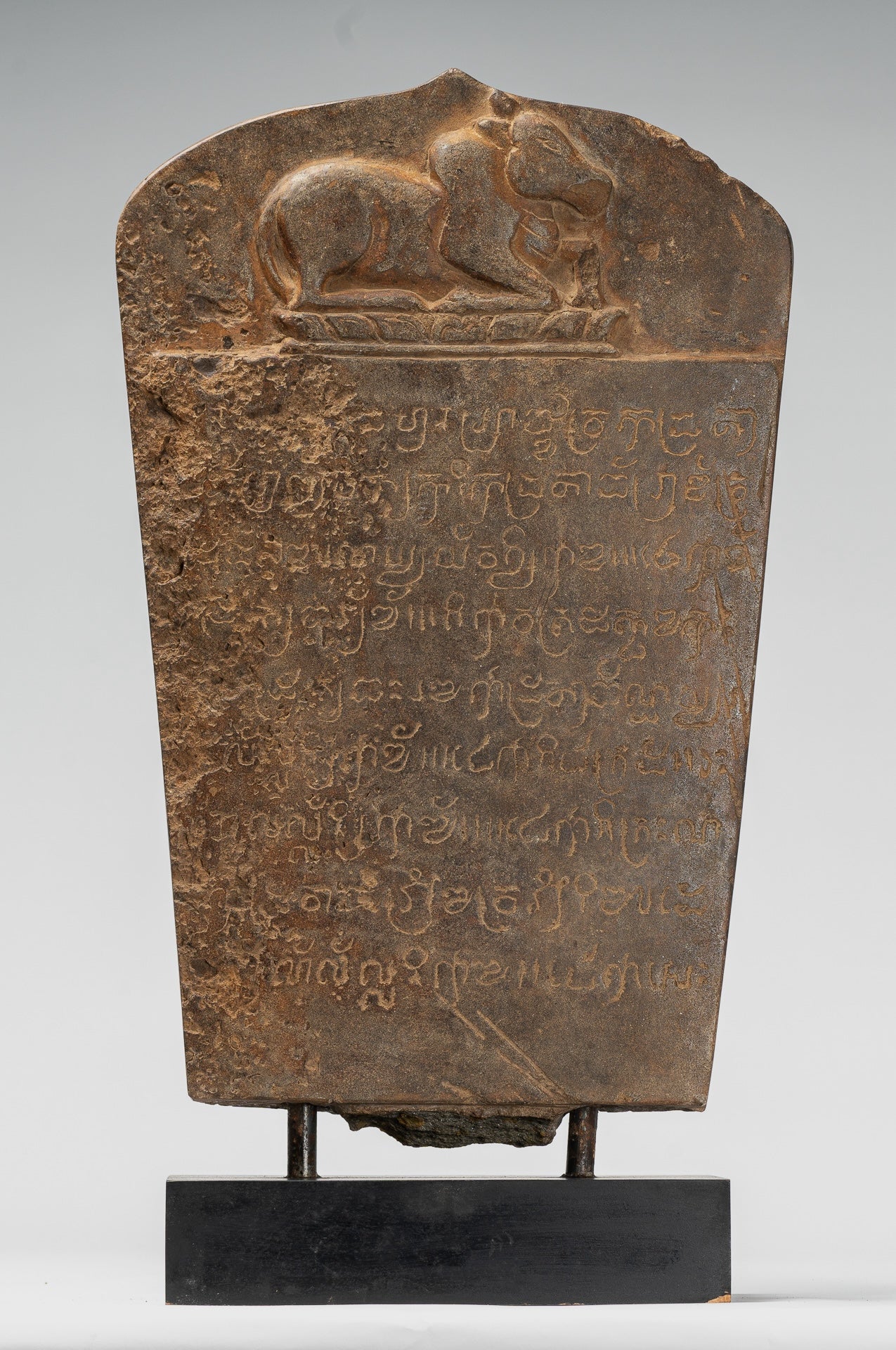 Stele sanscrito in pietra in stile khmer antico con Nandi - 57 cm / 23 "