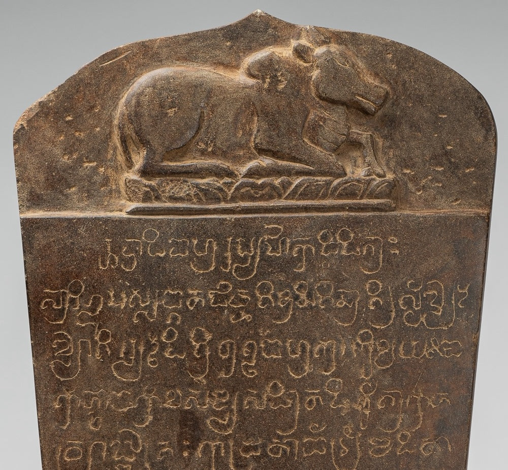 Stele sanscrito in pietra in stile khmer antico con Nandi - 57 cm / 23 "