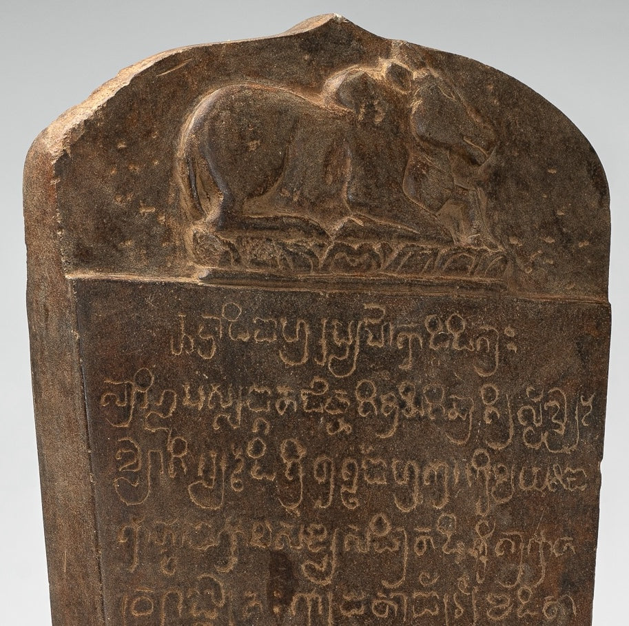 Stele sanscrito in pietra in stile khmer antico con Nandi - 57 cm / 23 "