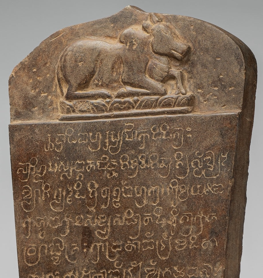 Stele sanscrito in pietra in stile khmer antico con Nandi - 57 cm / 23 "