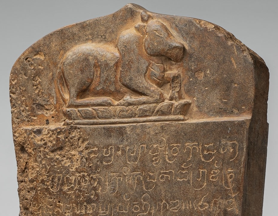 Stele sanscrito in pietra in stile khmer antico con Nandi - 57 cm / 23 "