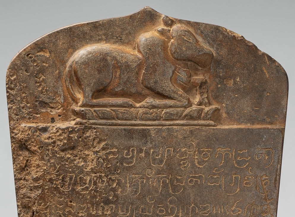 Stele sanscrito in pietra in stile khmer antico con Nandi - 57 cm / 23 "