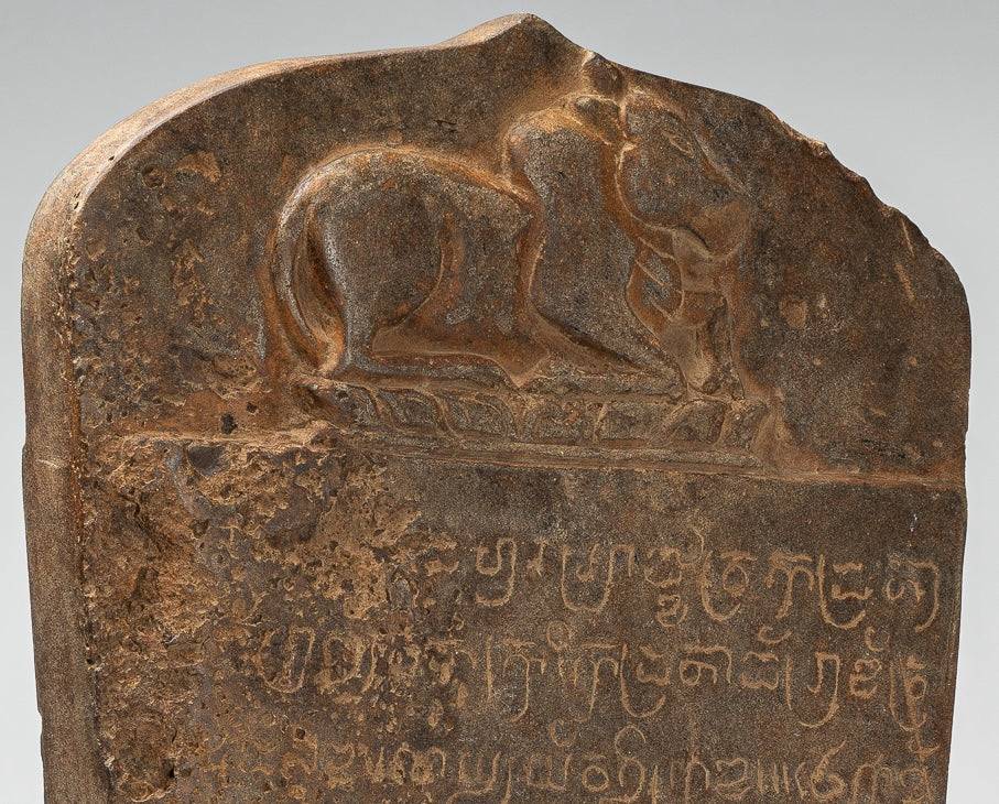 Stele sanscrito in pietra in stile khmer antico con Nandi - 57 cm / 23 "