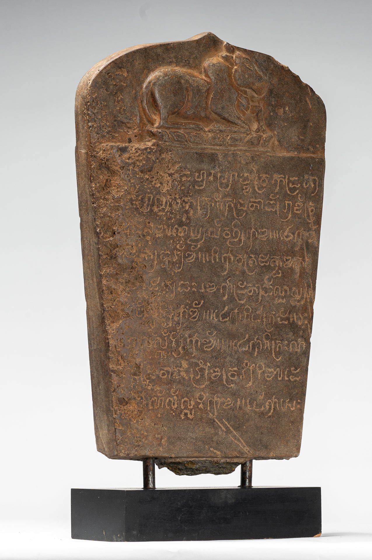 Stele sanscrito in pietra in stile khmer antico con Nandi - 57 cm / 23 "